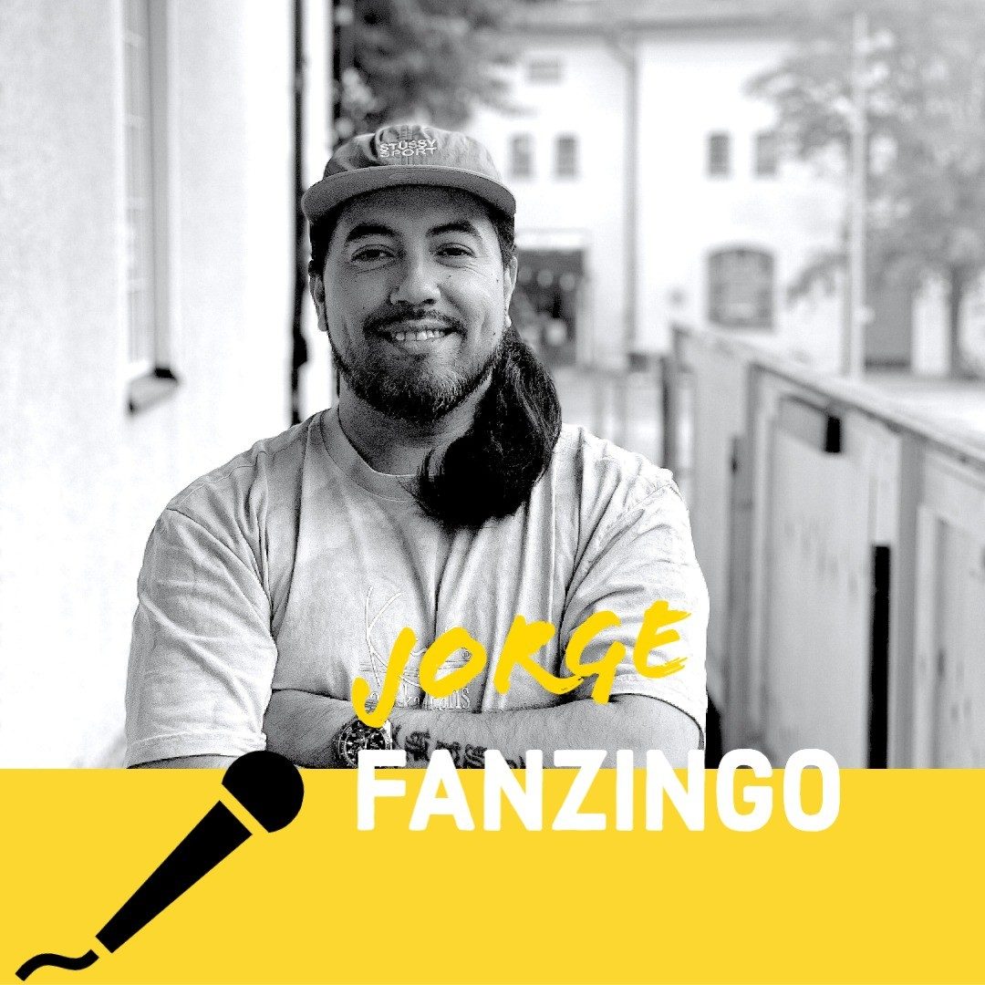 Idag säger vi hej till vår nya kollega Jorge Olivares Rivas!

️Varmt välkommen till Fanzingo! Vad blir din roll här?
- Producent för filmproduktion/uppdrag

️Vad hoppas du få lära dig och bidra med på Fanzingo?
- Jag ser fram emot att jobba med de kreativa kollegorna på Fanzingo och jag hoppas kunna bidra med dom erfarenheter jag samlat på mig under mitt yrkesliv.

️Vad jobbade du med innan Fanzingo? Vad tar du med dig därifrån?
- Jag har främst jobbat inom reklam, TV och film men även som artist och musikproducent. Det jag tar med mig är en övergripande kunskap om alla roller på en filminspelning och snabb problemlösning ur både ett tekniskt och kreativ perspektiv.

️Om du fick förändra och påverka något inom mediebranschen vad skulle det vara?
- Vill se fler ungdomar och människor som inte nödvändigtvis behöver vara akademiker, få sina röster hörda. Jag önskar att algoritmer blir mer inkluderande så att små mediekällor kan få mer utrymme.

️Hur spenderar du helst en ledig dag?
- Äventyr med min lilla familj!

️Om du var en superhjälte, vilken superkraft skulle du vilja ha och varför?
- Styra de fyra elementen, både hiphop och naturkrafter.

️Har du något/några film-, serie-, podd- eller boktips du kan dela med dig av?
- Filmen ”Friday” med Ice cube eller ”Dead presidents” med Larenz Tate kan jag se om och om. Soundtracket till dessa filmer är också väldigt bra. Sedan tycker jag att ”Stranger things” är en riktigt rolig och snygg serie. Senaste boken är ”Den nionde insikten” den var rolig och spännande.

Varmt välkommen till oss, Jorge!